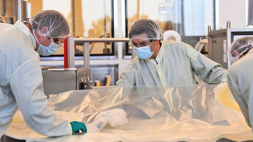 Un equipo de científicos trabaja en el desarrollo de la vacuna contra el covid en un laboratorio de Melbourne, en Australia.