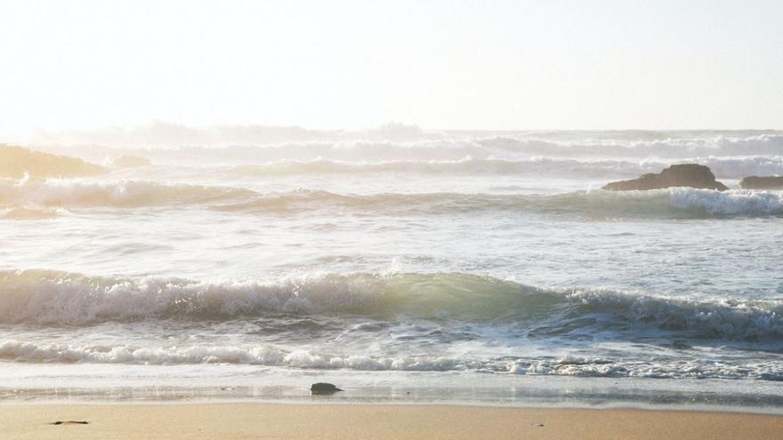 Muere tras sufrir un desvanecimiento mientras nadaba en una playa en Cabanas