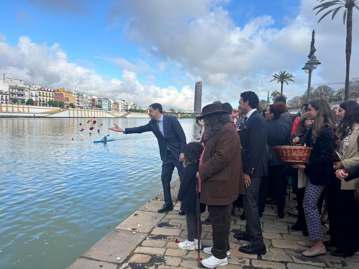 El presidente de la Junta de Andalucía lanzando pétalos en la Ceremonia del Río