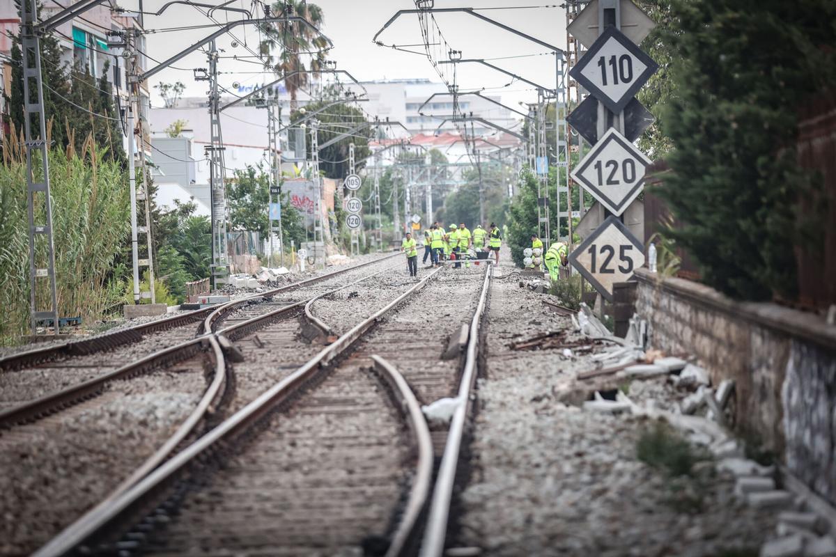 Operarios en las vías de Sitges a raíz de un descarrilamiento en 2023.