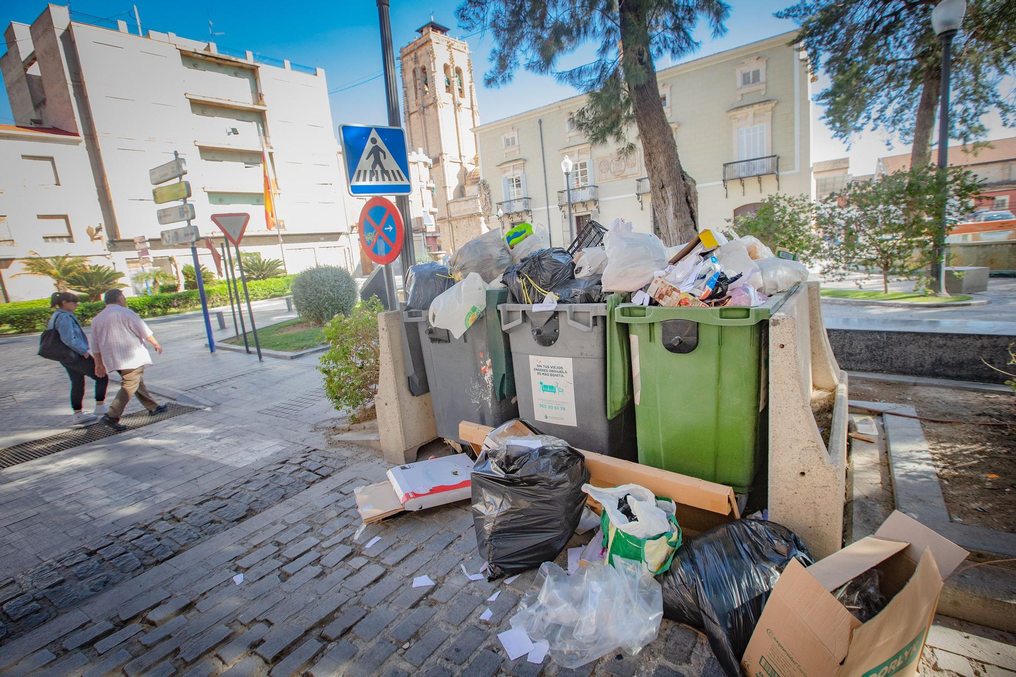 Contenedores abarrotados de basura tras la suspensión del servicio de recogida en Orihuela