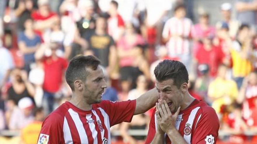 David Garcia consola Granell després de l’1-1 contra el Lugo. | ANIOL RSCLOSA