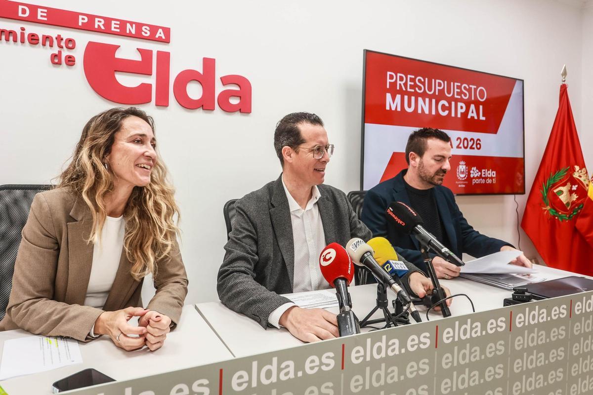 El alcalde, en el centro, con la portavoz de Elda para Todas y el edil de Hacienda, durante la presentación de las cuentas para 2026