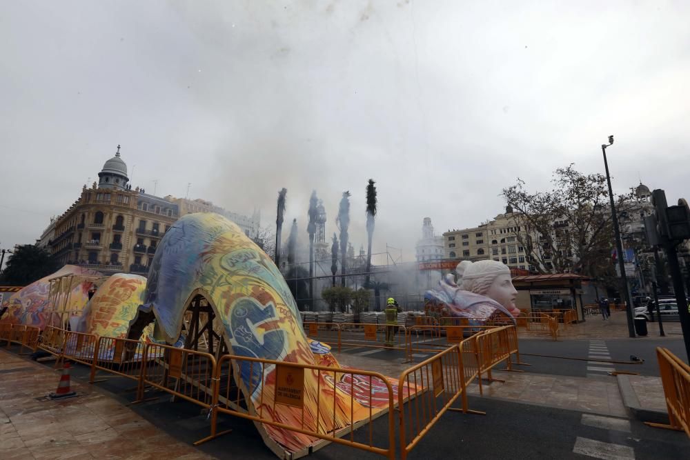 Las primeras piezas de la falla municipal llegan a la plaza del Ayuntamiento