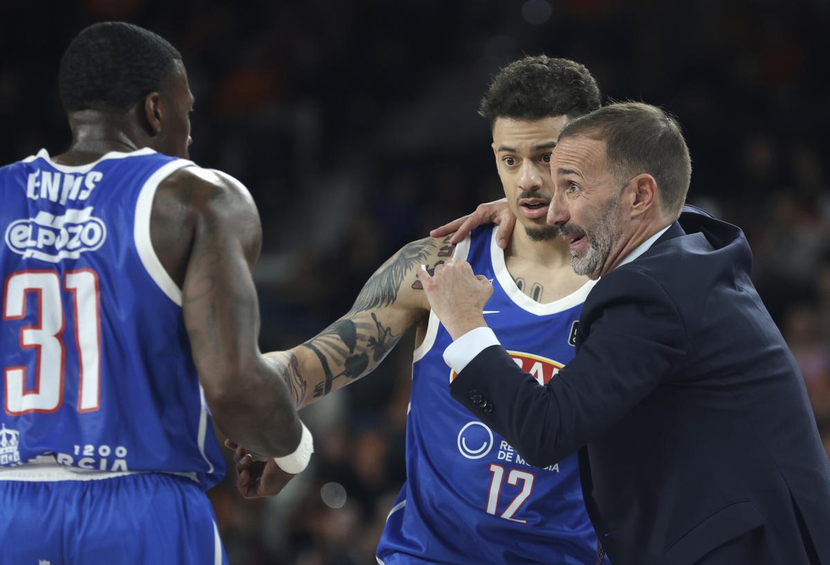 Sito Alonso, del UCAM Murcia, dando instrucciones a sus jugadores.