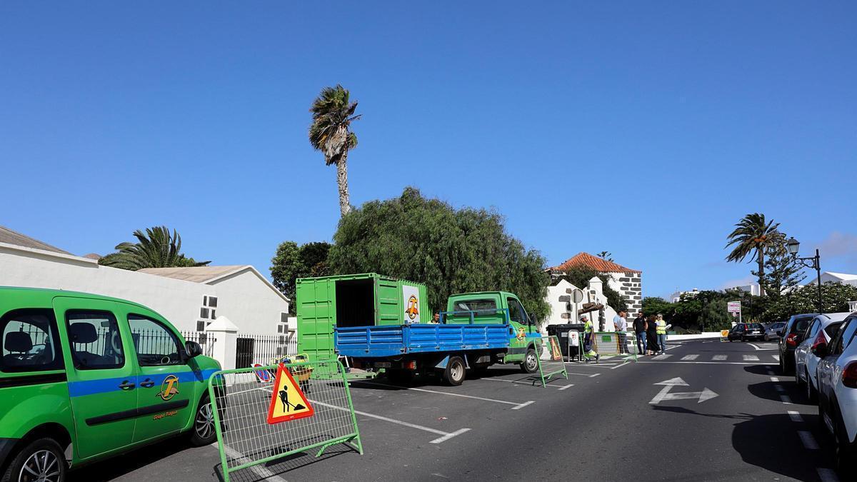 Obras de remodelación del entorno de la Casa Ajey la calle Arrecife, en San Bartolomé.