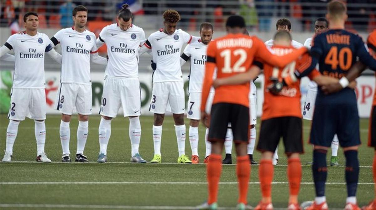 Els jugadors del PSG i del Lorient, durant el minut de silenci previ al partit