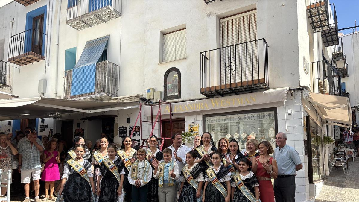 La corte de honor junto a las autoridades locales.