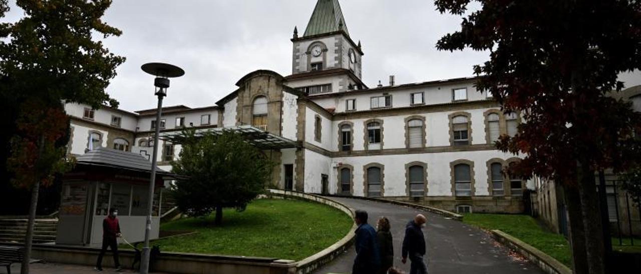 Exterior del Hospital Provincial de Pontevedra, donde se ha habilitado un pasillo para pacientes positivos. // RAFA VÁZQUEZ