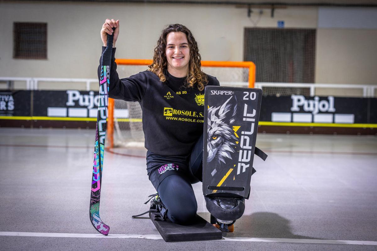 Barcelona 16/02/2026 Deportes. Ritmo de campeona. Anna Salvat,reconocida portera de hockey patines, campeona del mundo, que juega en el Club Patí Vila-sana. AUTOR: JORDI OTIX y PATRICIO ORTIZ