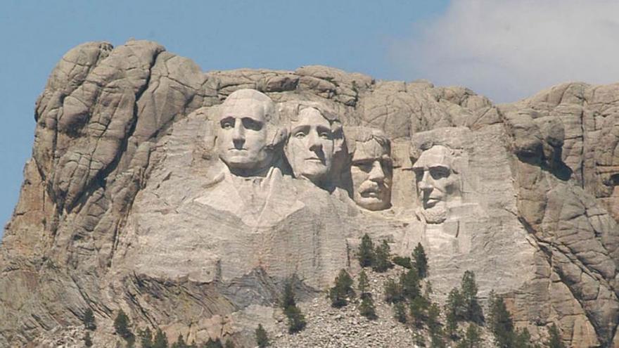 Trump bromea con ser la quinta cara del Monte Rushmore