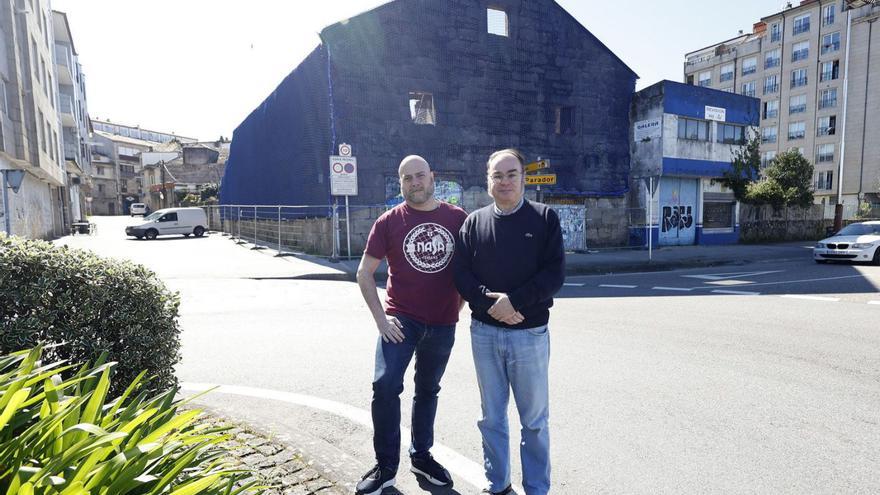 Antonio Castro (derecha) con el responsable de la taberna Nasa, donde impartirá su conferencia, ante el alfolí de la calle Galera, ya acordonado para su proyectado derribo.
