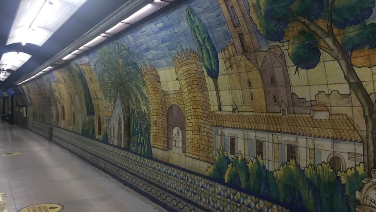 Puerta Palmas y la Torre de Espantaperros en la estación de San Juan del metro de Buenos Aires