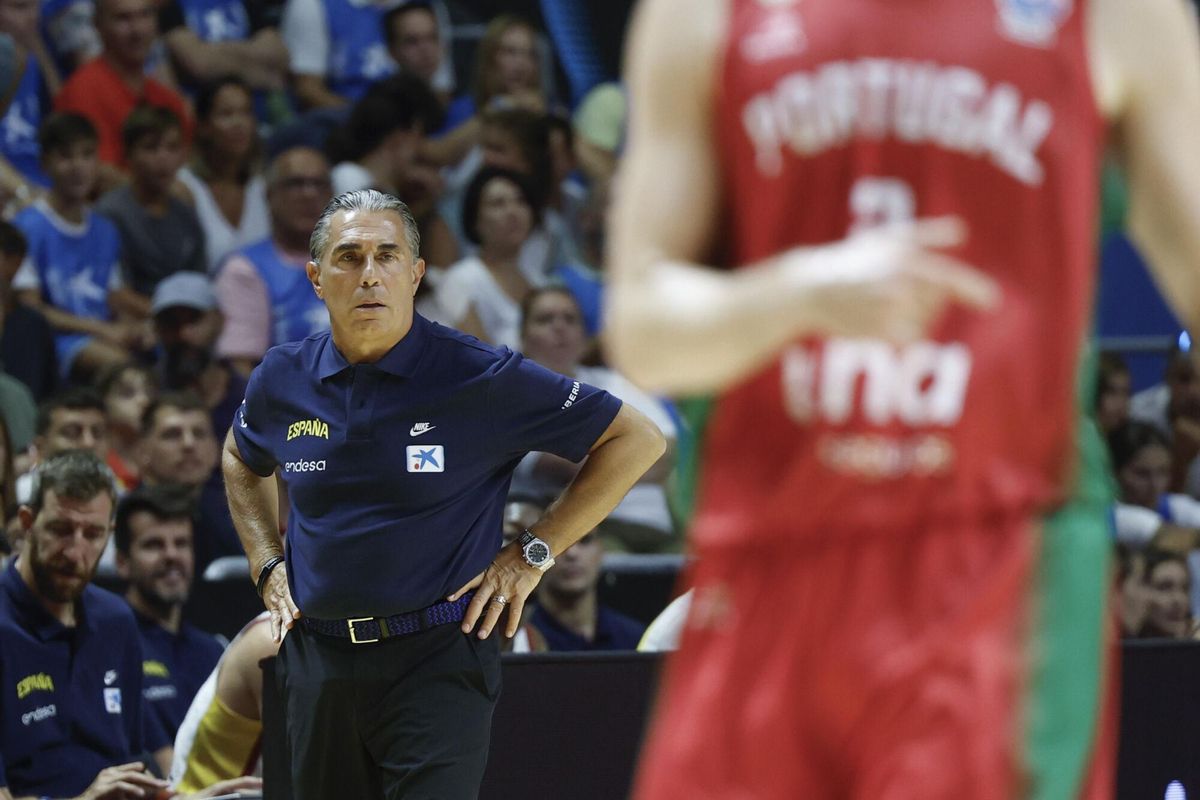 El seleccionador nacional de baloncesto Sergio Scariolo durante el partido España-Portugal preparatorio para el Eurobasket 2025.