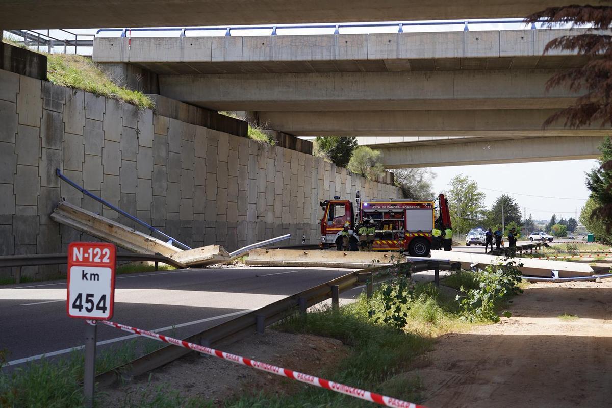 GALERÍA | Cae parte de la estructura de un puente sobre la N-122 en Villagodio GALERÍA | Cae parte de la estructura de un puente sobre la N-122 en Villagodio
