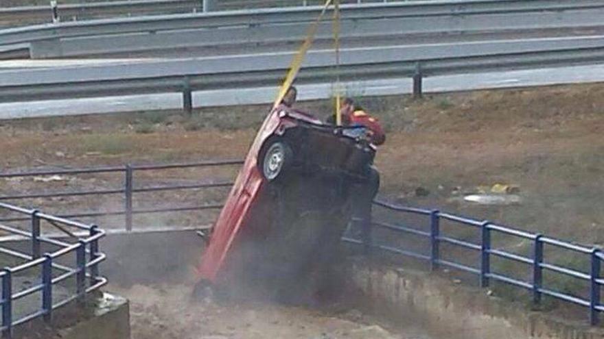 Una fuerte tromba de agua arrastra varios coches