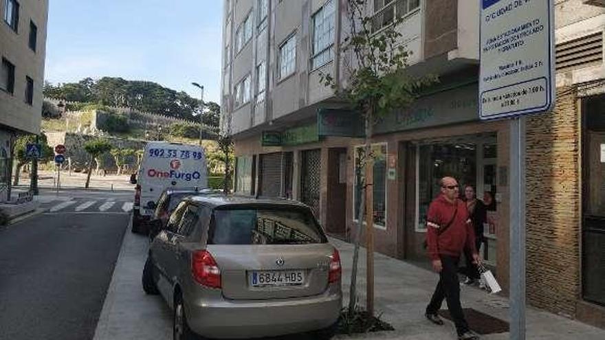 Uno de los carteles de zona azul, ayer en Ciudad de Vigo. // FdV