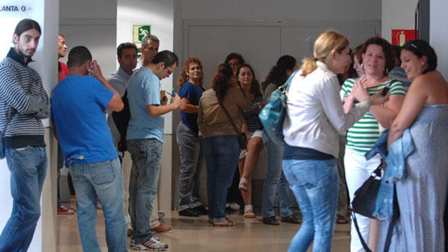 Opositores a celador, el pasado domingo, en el Campus de Tafira. i QUESADA