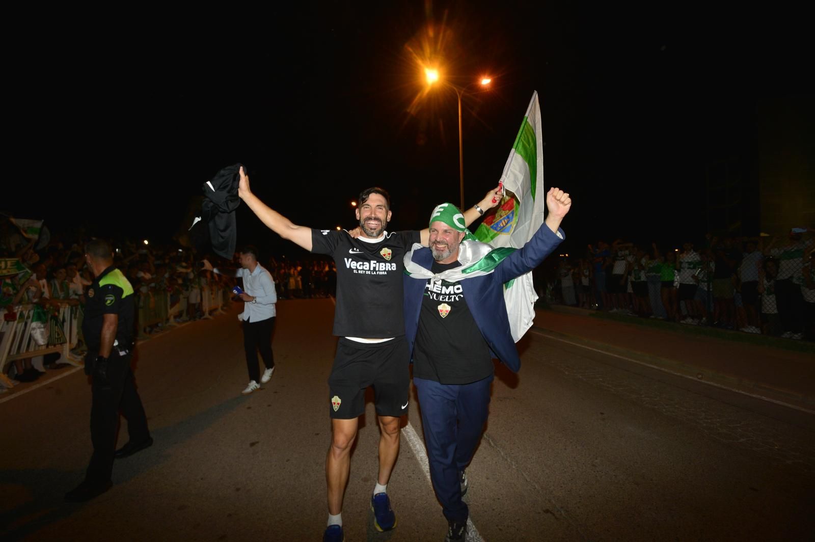 La afición del Elche recibe a los héroes del ascenso a su llegada al Martínez Valero