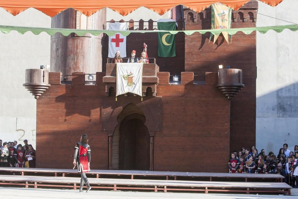 Un centenar de chavales, integrantes de las comparsas de San Vicente, celebran por segundo año la Embajada Infantil a las puertas del Castillo.