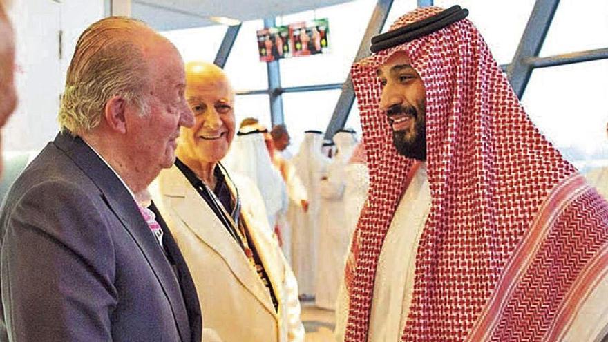 Joan Carles I i el príncep hereu saudita, Mohamed bin Salman, durant la seva polèmica trobada a Abu Dabi