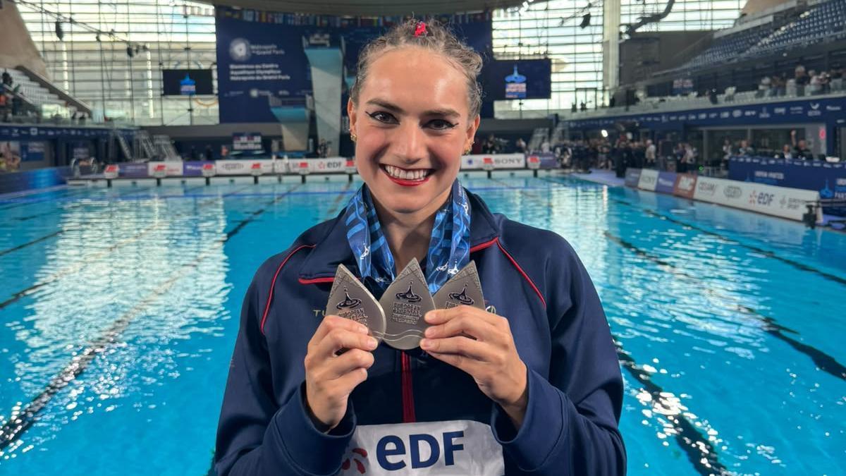 Cristina Arámbula posa en París con sus tres medallas de plata.