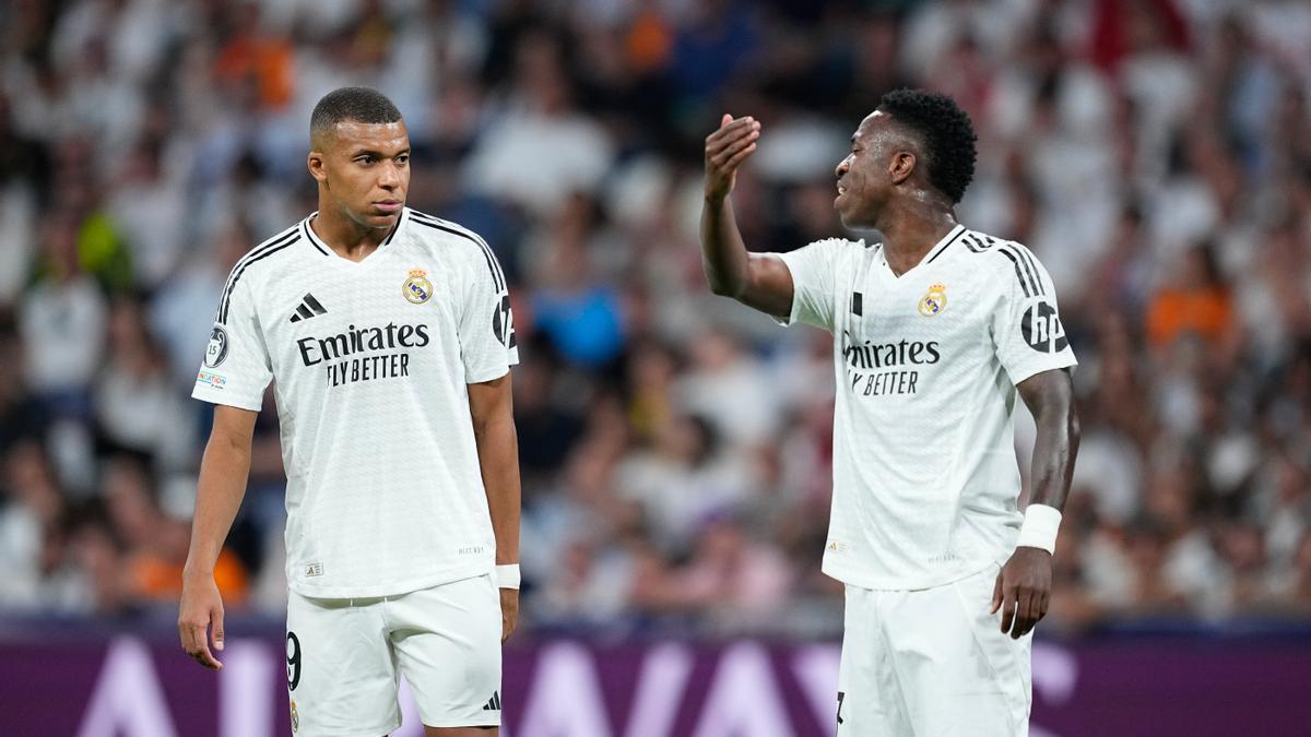 Mbappé y Vinicius hablan durante el encuentro que enfrentó al Real Madrid contra el Stuttgart.