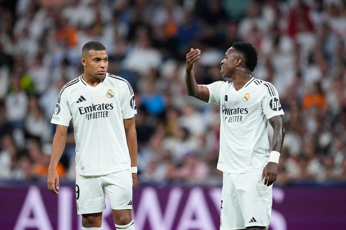 Mbappé y Vinicius hablan durante el encuentro que enfrentó al Real Madrid contra el Stuttgart.