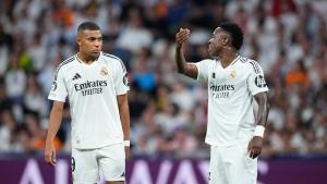 Mbappé y Vinicius hablan durante el encuentro que enfrentó al Real Madrid contra el Stuttgart. 