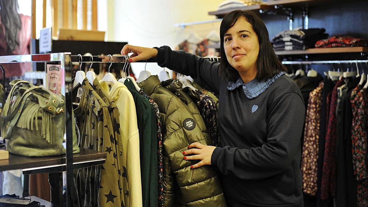 Yolanda Mato, con varias prendas de roupa na súa tenda en Silleda.  | // BERNABÉ/JAVIER LALÍN