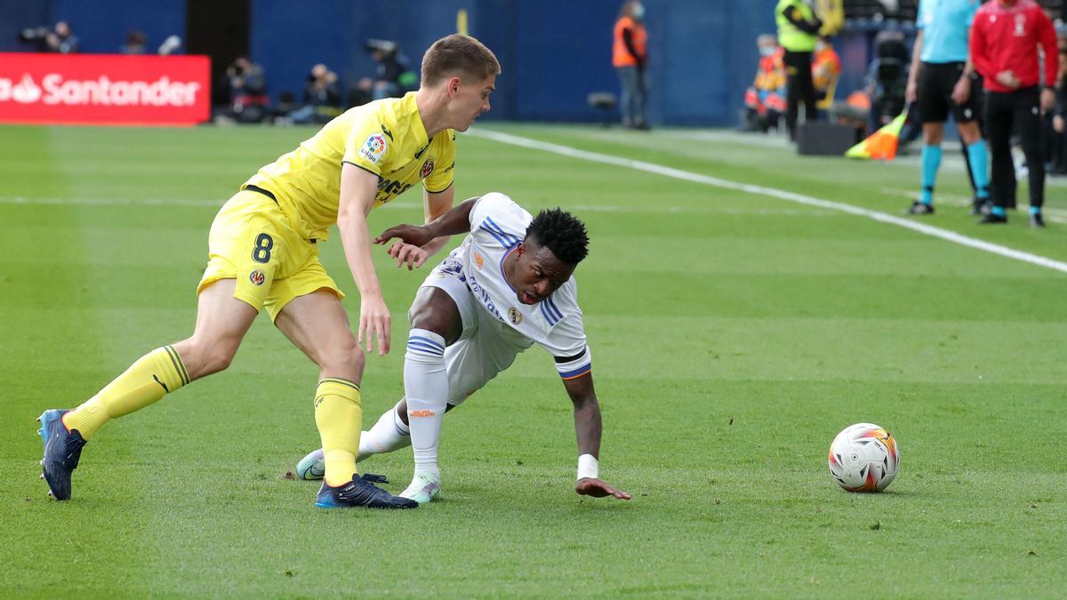 Vinícius cae ante Foyth.