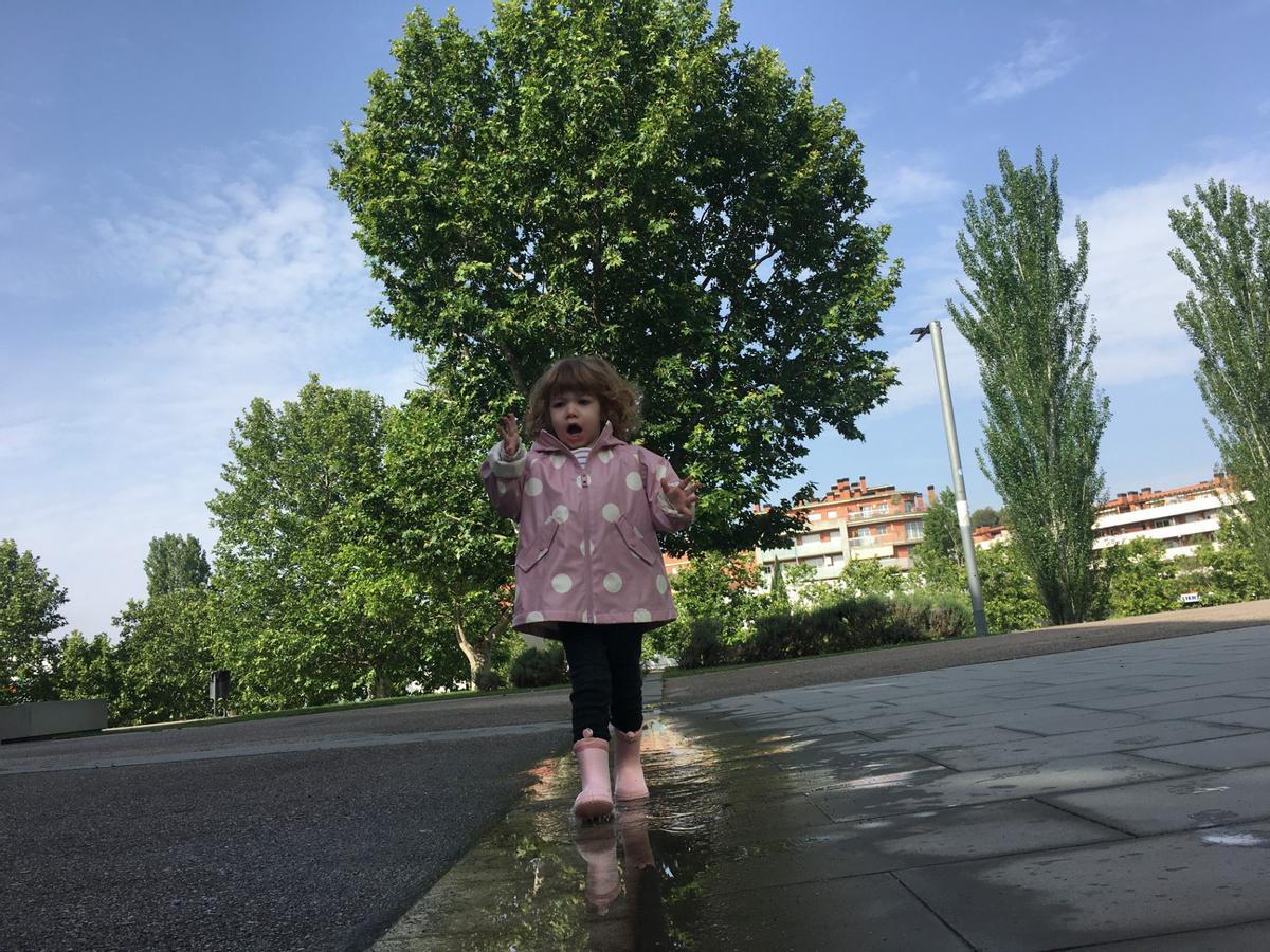 Sortir quan plou i trepitjar els bassals permet que els infants coneguin i experimentin amb la naturalesa