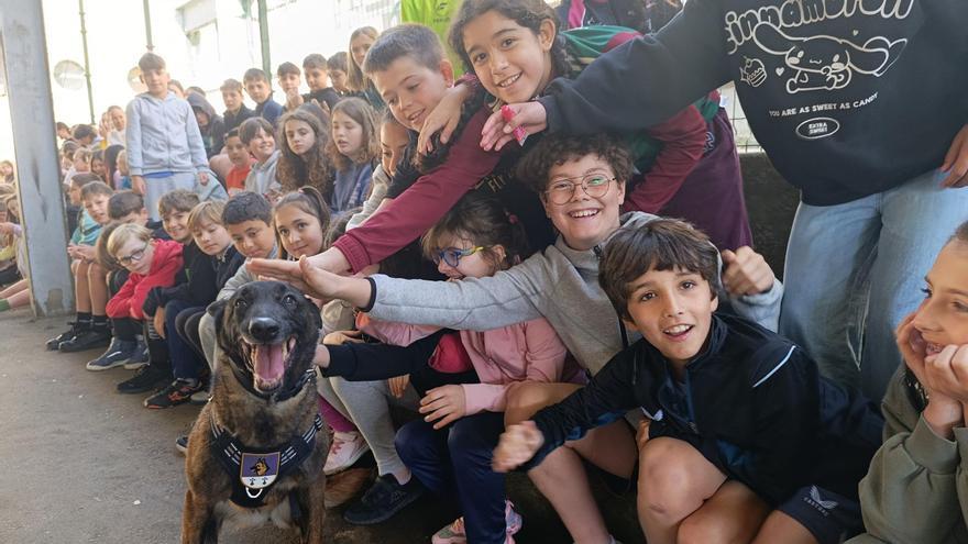 Así fue la exhibición de la Policía Nacional en el colegio La Fresneda, en Siero