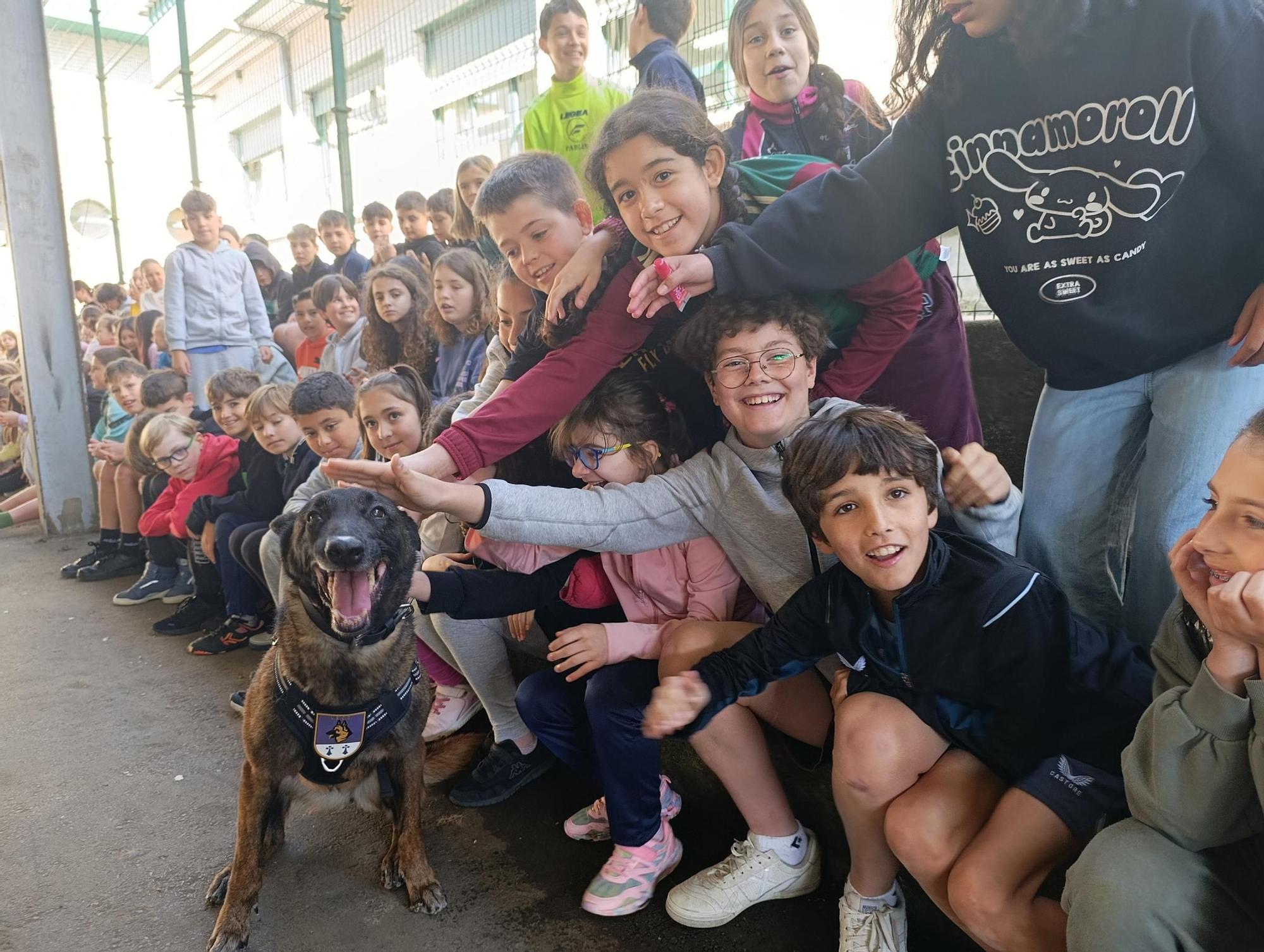 Así fue la exhibición de la Policía Nacional en el colegio La Fresneda, en Siero