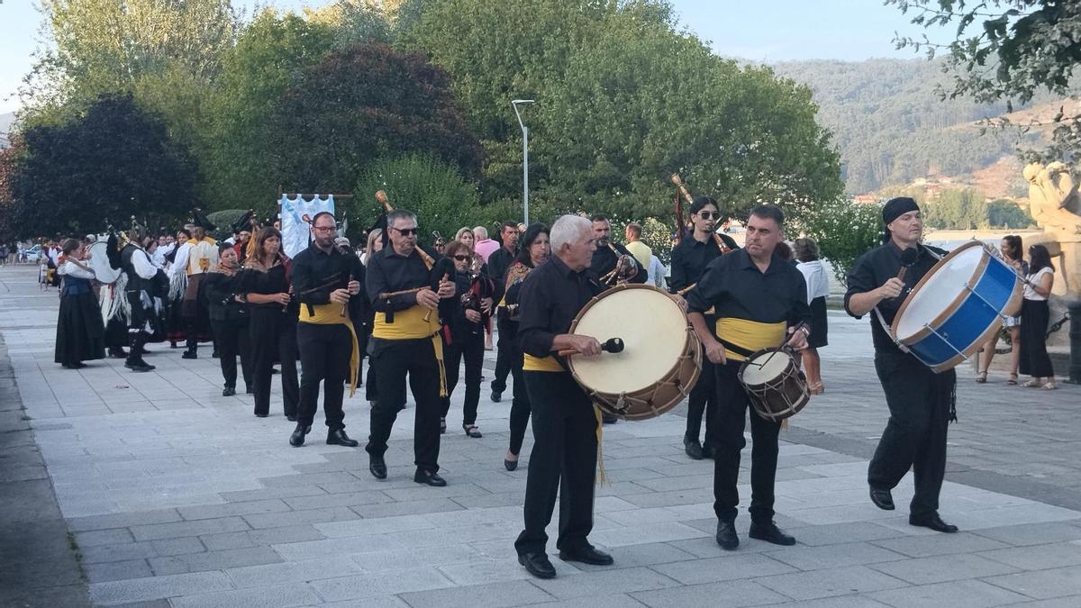 Un momento del desfile de agrupaciones folclóricas este miércoles en el paseo de Moaña