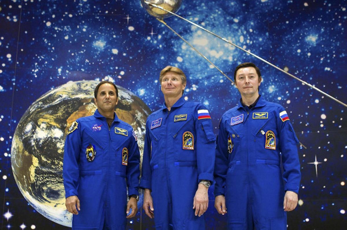 L’astronauta nord-americà Joseph Acaba (esquerra) i els cosmonautes russos Gennady Padalka (al centre) i Serguei Revin posen per als fotògrafs al Museu de l’Espai del cosmòdrom de Baikonur, a Kazakhstan, des d’on s’enlairaran amb destinació a l’Estació Espacial Internacional el dia 15 de maig.