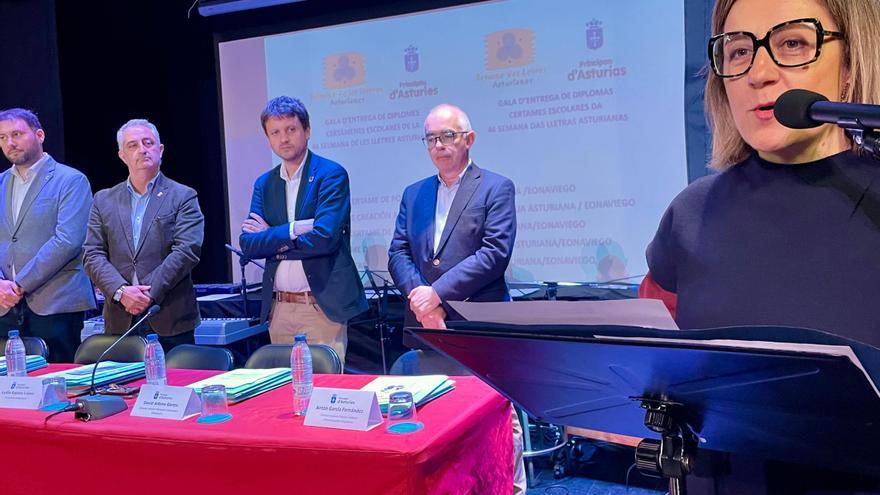 La conseyera de Educación, Lydia Espina, nos premios escolares de la "46 Selmana de les Lletres Asturianes".