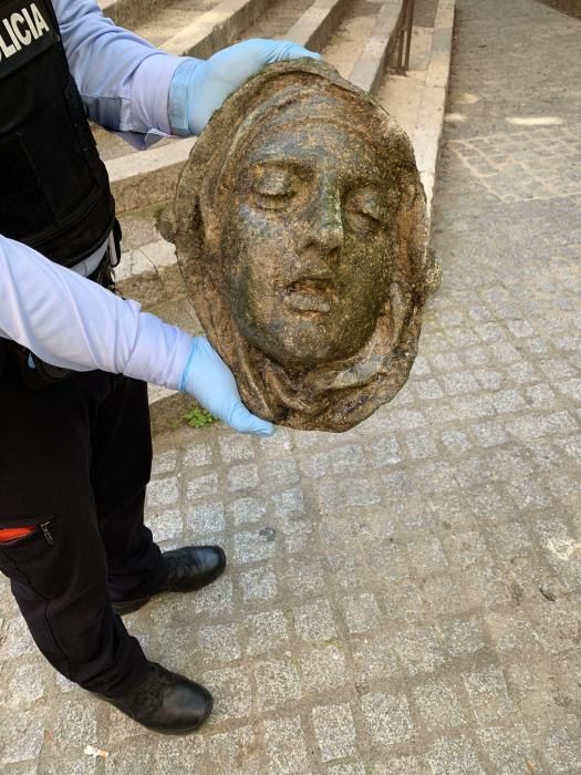 Detecten una cara al fons de l'Onyar i resulta ser una escultura