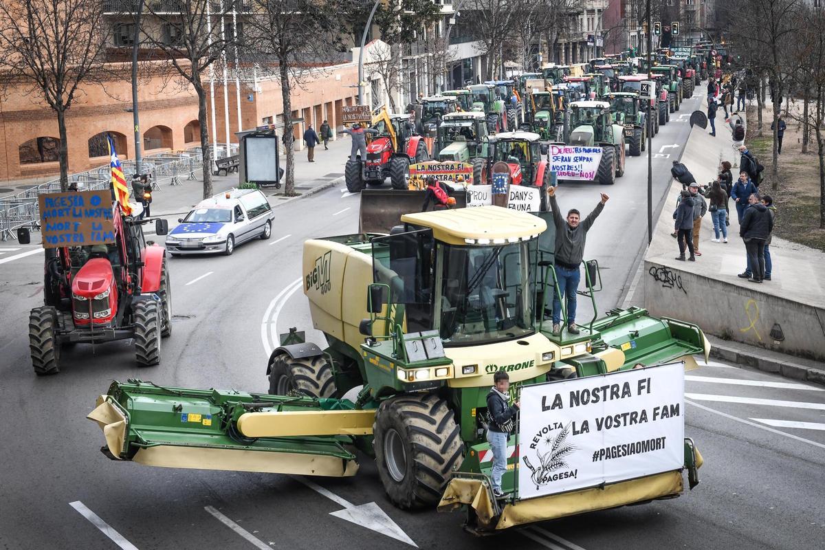 Concentración de agricultores con sus tractores en Girona, en protesta por las condiciones del sector