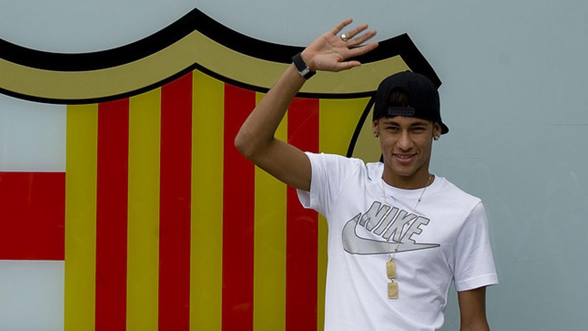 Neymar posa frente a las oficinas del Barça en el Camp Nou, el 3 de junio del 2013, día en que firmó con el club azulgrana