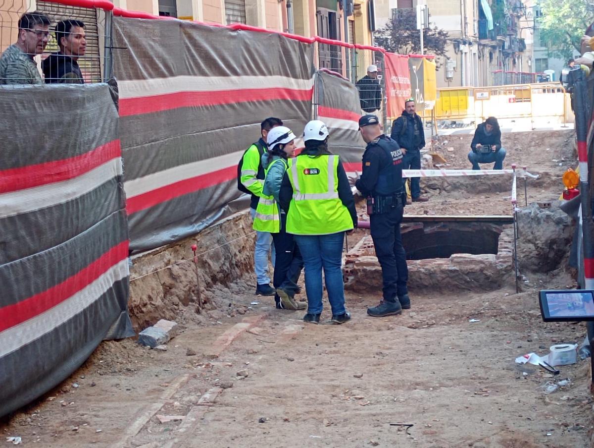 Acceso a uno de los refugios encontrados en la calle 26 de gener de 1641 de Sants