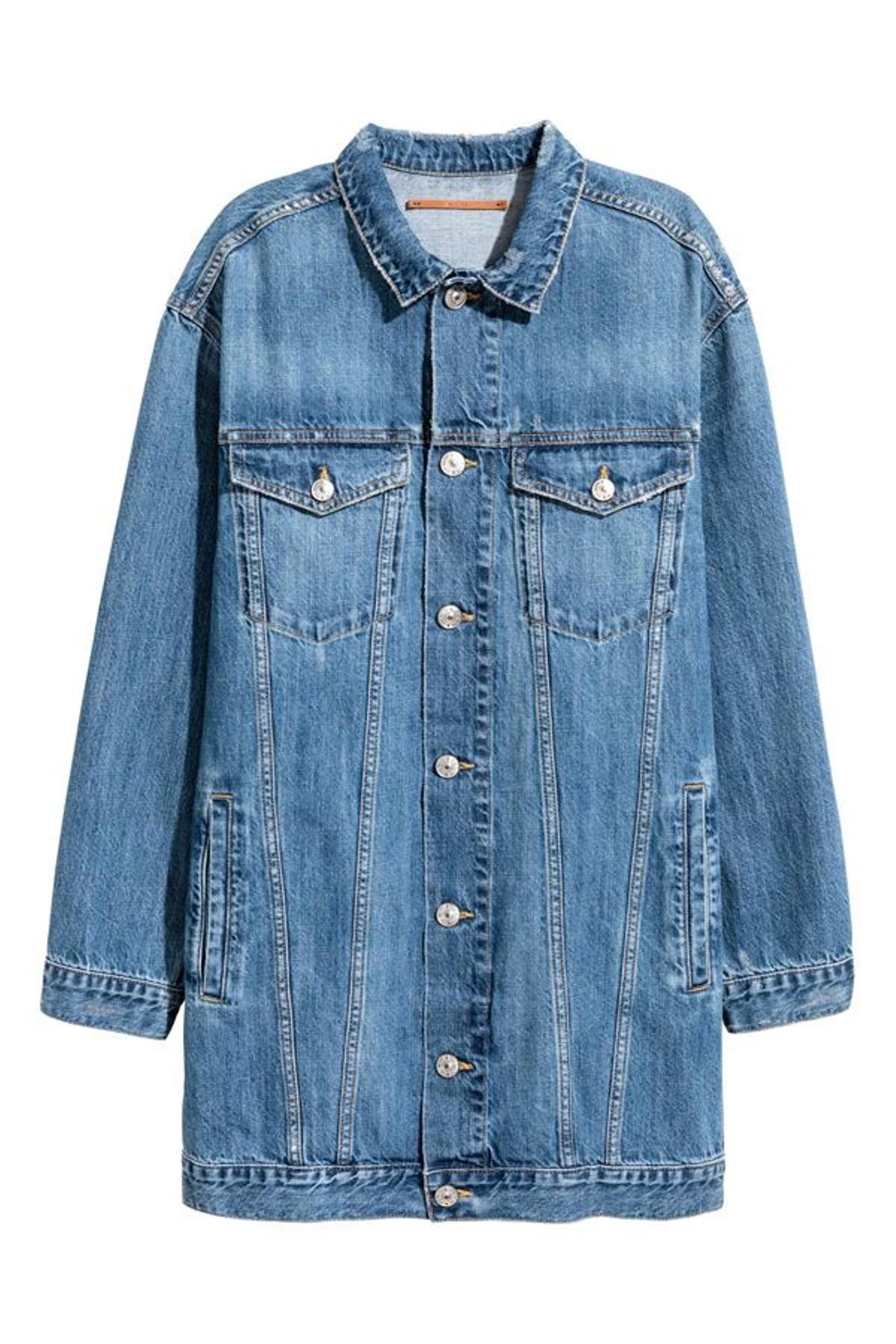 Imprescindibles de temporada en H&M con descuentos: chaqueta denim 'oversize'