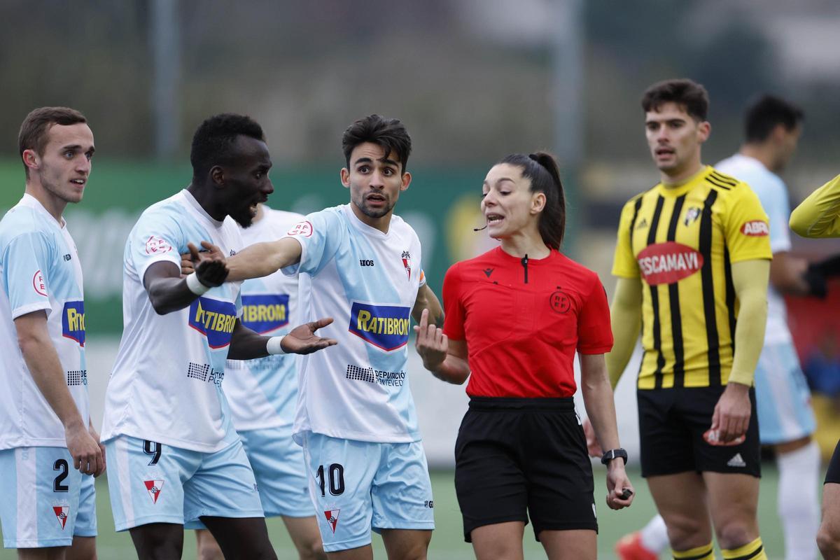 La actuación de la colegiada no fue del agrado de los vilagarcianos.
