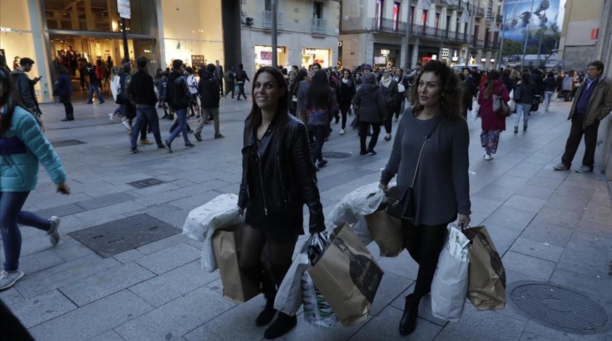 Compras en el Black Friday del 2016 en el Portal de l’Àngel.