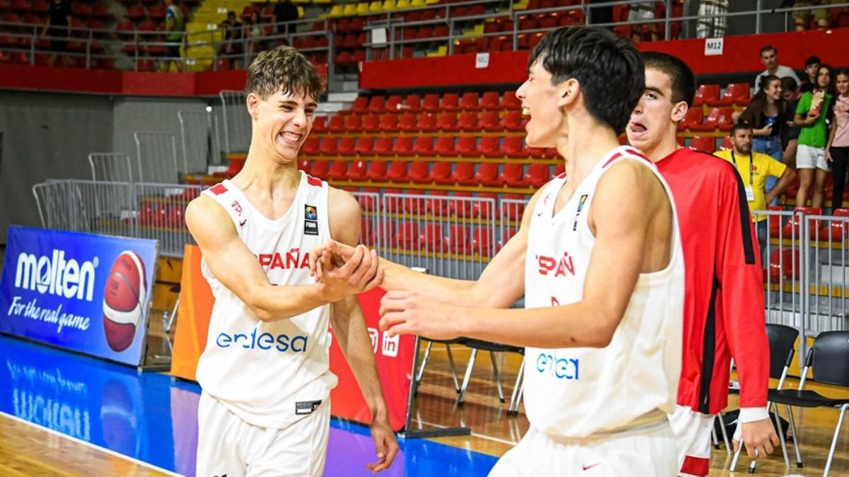 Guillermo del Pino, a la izquierda, celebra una victoria en el Europeo sub 16.