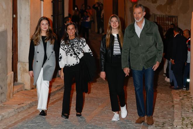 Los reyes de España con sus hijas Leonor y Sofía en Chinchón