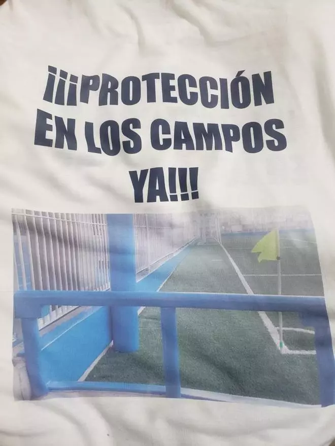 La madre del niño que se fracturó el cráneo en un campo de fútbol en Ibiza organiza protestas: "Mi objetivo es que ningún niño sufra lo que sufrió mi hijo"