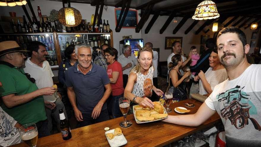 Varios clientes en uno de los locales de la Ruta da Empanadilla. // Bernabé/Javier Lalín