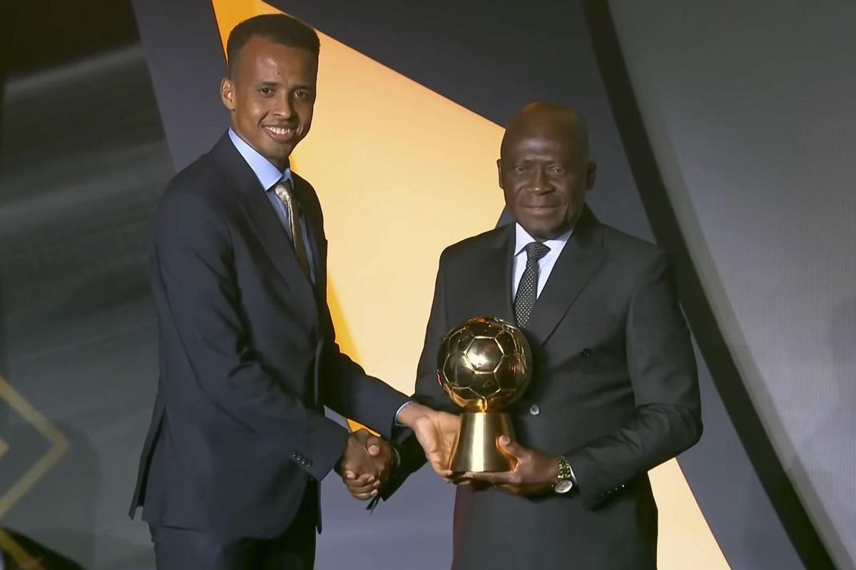 Imagen del árbitro somalí Omar Abdulkadir Artan (i) cuando recogió el premio al árbitro masculino del año 2025 por la Confederación Africana de Fútbol (CAF)