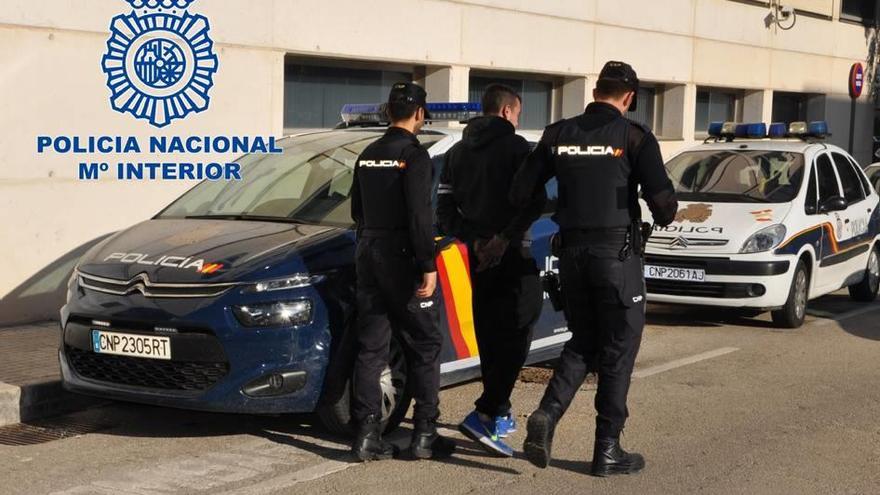 Dos agentes se llevan detenido al joven que vivía en el inmueble donde se halló la marihuana.